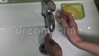 女人在浴室里用肥皂洗手，以<strong>消除细菌</strong>和防止病毒。 个人卫生